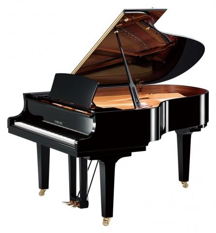 Przystępując do konstruowania fortepianu, który rezonuje razem z muzykiem, nasi inżynierowie stworzyli serię CX instrumentów, które potrafią oddać głębię duszy każdego pianisty Fortepiany z serii CX