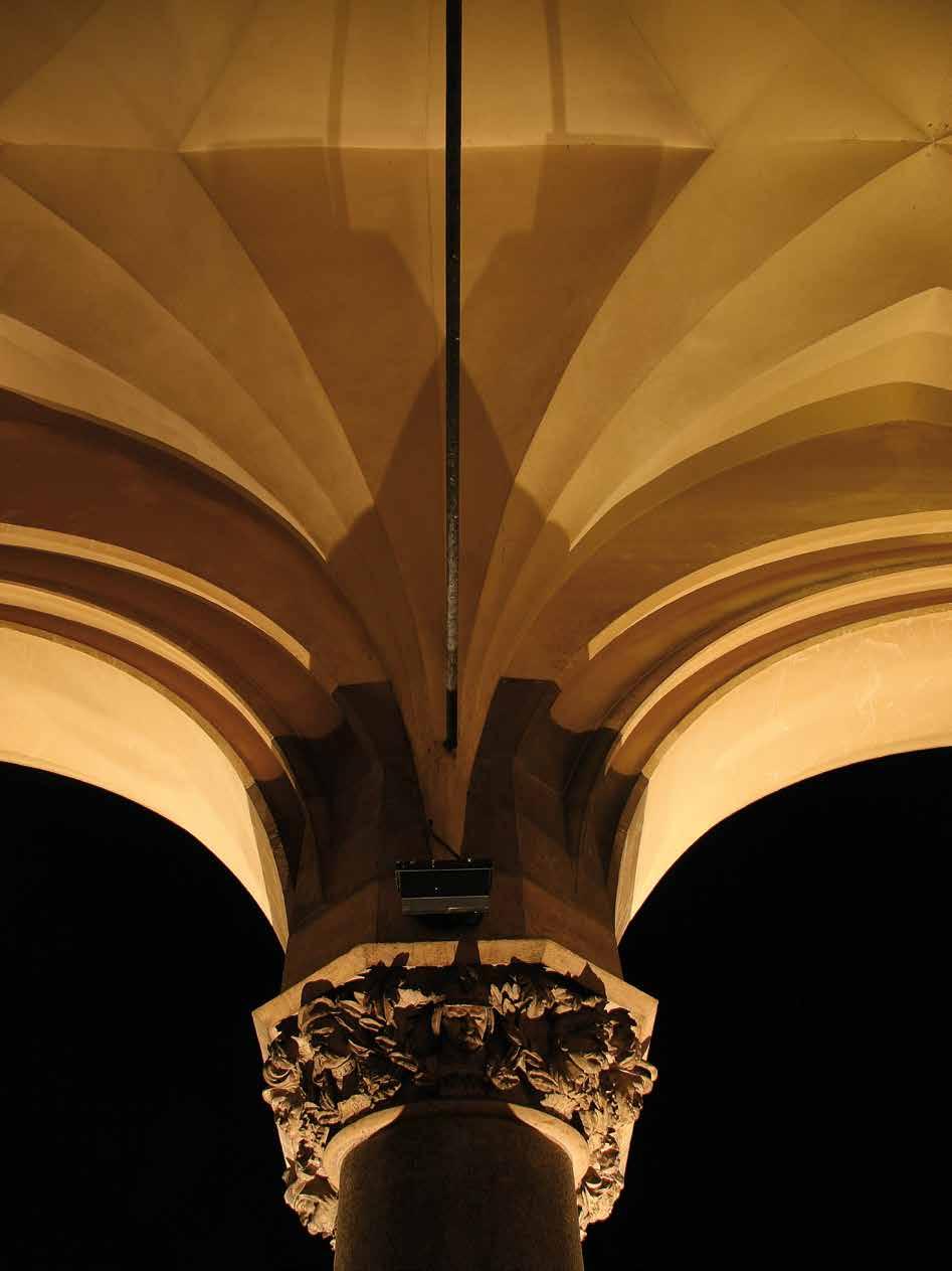 Współczesna iluminacja jest sztuką formowania nocnej przestrzeni, w której światło zdaje się materializować architekturę w stopniu nie mniejszym niż kamień, cegła czy szkło.