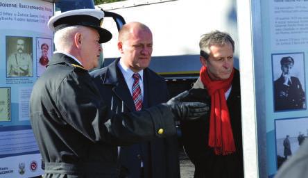 Jarosław Ziemiański oraz prezydent miasta Szczecin Piotr Krzystek dokonali otwarcia wystawy plenerowej, poświęconej 100-leciu istnienia polskiej Marynarki Wojennej.
