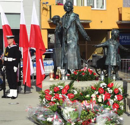 pięć lat później, podczas remontu jednostki. W czasie ceremonii nadania imienia szkole, dowódca Okrętu-Muzeum ORP Błyskawica kmdr por.