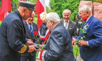 W uroczystości uczestniczyli uczniowie szkoły i ich rodzice, kadra wychowawcza oraz delegacja załogi historycznego niszczyciela. Wśród zaproszonych gości obecni byli: konsul ds.