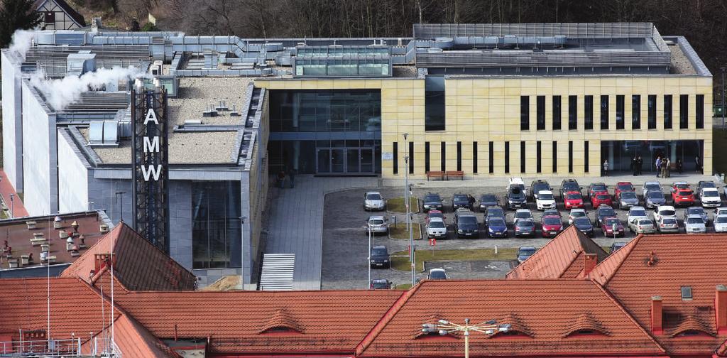 B I B L I O T E K A G Ł Ó W N A A M W BIBLIOTEKA GŁÓWNA AMW W LICZBACH 8 tys. m2 powierzchnia całkowita; 4 tys. m2 powierzchnia przestrzeni bibliotecznej; 485 tys.