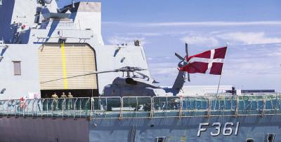 AUTOR, KATARZYNA KAMIŃSKA, ROYAL DUTCH NAVY; RYS. SŁAWOMIR J. LIPIECKI Fregaty zaopatrzono w profilowaną gruszkę dziobową oraz parę stępek obłowych (przeciwprzechyłowych).