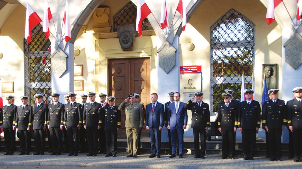przeniesionego z Warszawy. Podczas uroczystości przed budynkiem Inspektoratu Marynarki Wojennej szef MON powiedział, że w Gdyni nastał czas powrotów.