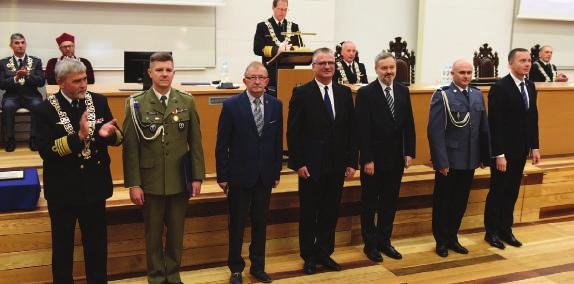 U daje się panu łączyć treningi ze służbą na okręcie? Intensywne treningi ciężko połączyć ze służbą na okręcie. Często wychodzimy w morze lub odbywamy różnego rodzaju szkolenia.