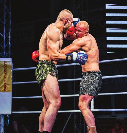 Kiedy zajęć nie ma, pierwszy trening przeprowadzam przed roz- poczęciem służby na okręcie, a po jej zakończeniu drugi. Kickboxing pomaga panu w służbie w Marynarce Wojennej?