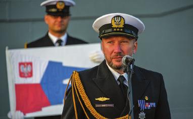 W uroczystości zorganizowanej przed fregatą rakietową ORP Gen. T. Kościuszko wzięli udział: dowódca 3.