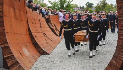 Jarosław Ziemiański, przypominając zasługi i osiągnięcia admirała. Trumny z prochami Józefa i Zofii Unrugów, po raz kolejny, przetransportowano na pokład okrętu transportowo-minowego ORP Kraków.
