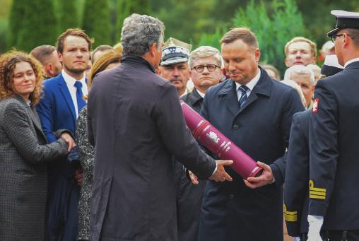 Po przybyciu do gdyńskiego portu wojennego, prochy admirała i małżonki w asyście honorowej przetransportowano do Kościoła Garnizonowego pw.