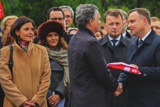 kmdr Zbigniew Rećko odmawiają modlitwę nad trumnami admirała i jego małżonki. 2. Delegacja Ministerstwa Obrony Narodowej, z ministrem Mariuszem Błaszczakiem na czele, oddaje cześć adm.