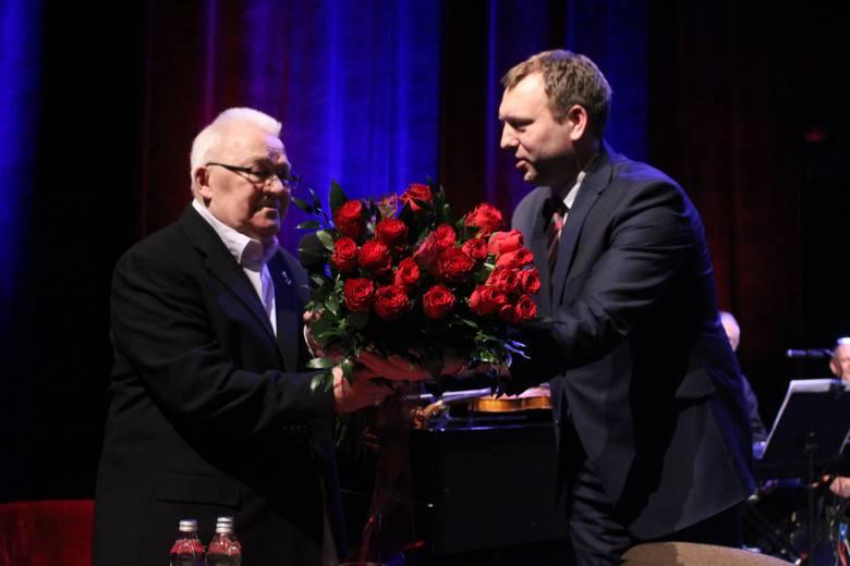 Zanudziłbym się. Dla mnie ani ryby ani szachy ani tenis. Tylko słuchanie dobrych płyt, dobrych nagrań, ewentualnie jakiś dobry program telewizyjny dodaje. W głowie ma kilka planów na przyszłość.