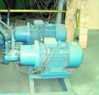 silnik hydrauliczny w porównaniu z silnikiem elektrycznym o tej samej mocy i prędkości obrotowej jest 14 razy lżejszy i zajmuje 26