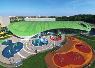 Uzupełnieniem są 2 baseny zewnętrzne oraz plac zabaw dla dzieci.