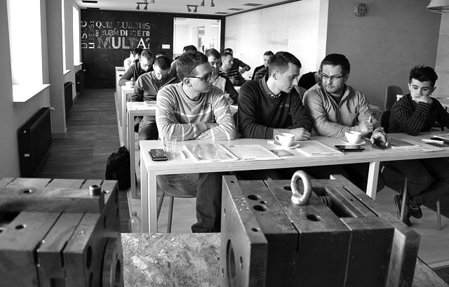 Weź udział w szkoleniach, które rozszerzą Twoje możliwości. Wybierz spośród 10 różnych tematów z zakresu przetwórstwa tworzyw oraz dwóch poziomów trudności.