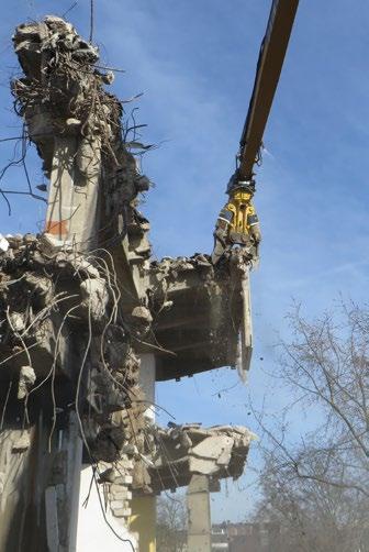 Dwa potężne siłowniki hydrauliczne dostarczają praktycznie stałą siłę zamykania dla wyższej wydajności.