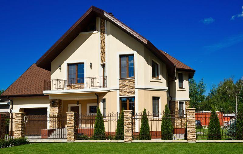 Żółta elewacja domu sprawia, że dom jest cieplejszy, rozświetlony. Jeżeli zaś ciemniejszym kolorem podkreślimy charakterystyczne elementy bądź zastosujemy drewno czy kamień np.