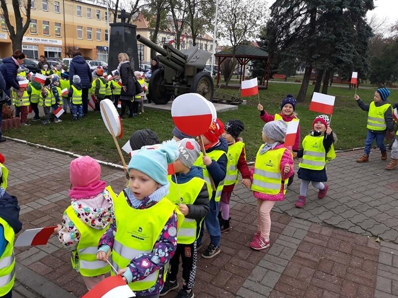 Poza zadaniami z projektu 13 listopada wszyscy przedszkolacy pod opieką nauczycieli wybrali się na Biało-czerwony marsz
