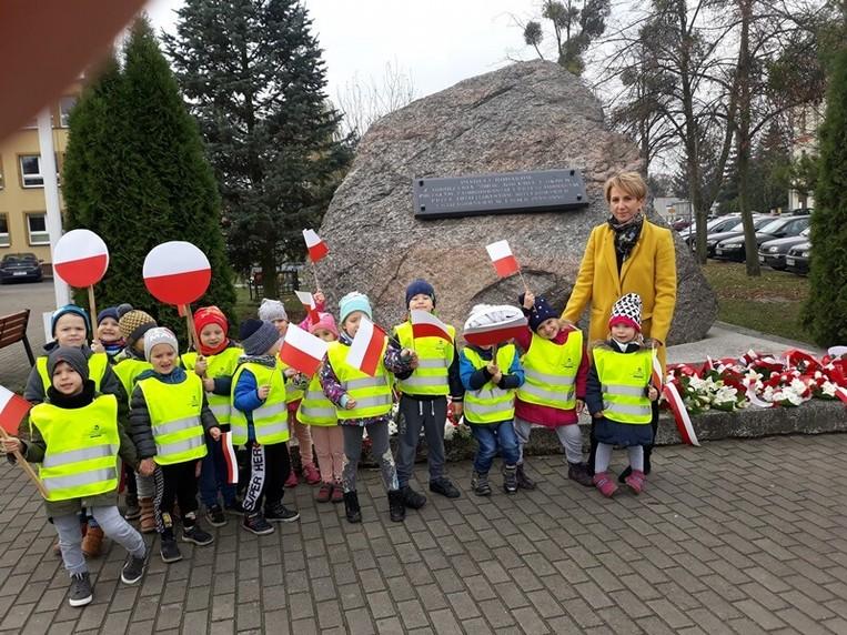 Celem przemarszu było odwiedzenie miejsc pamięci narodowej, gdzie postawiliśmy symboliczne znicze jako znak naszej