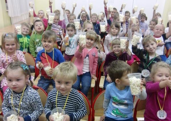 Świętowanie Dnia Przedszkolaka przerywało spożywanie posiłków, podczas których dzieci również wykazywały się umiejętnościami samoobsługowymi oraz próbowały nieznane im do tej pory potrawy pieczonki.