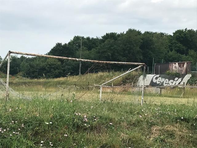 społeczną. Niskiej jakości otoczenie brak parkingu, w tym rowerowego, w sąsiedztwie boiska. Zdjęcie 5.