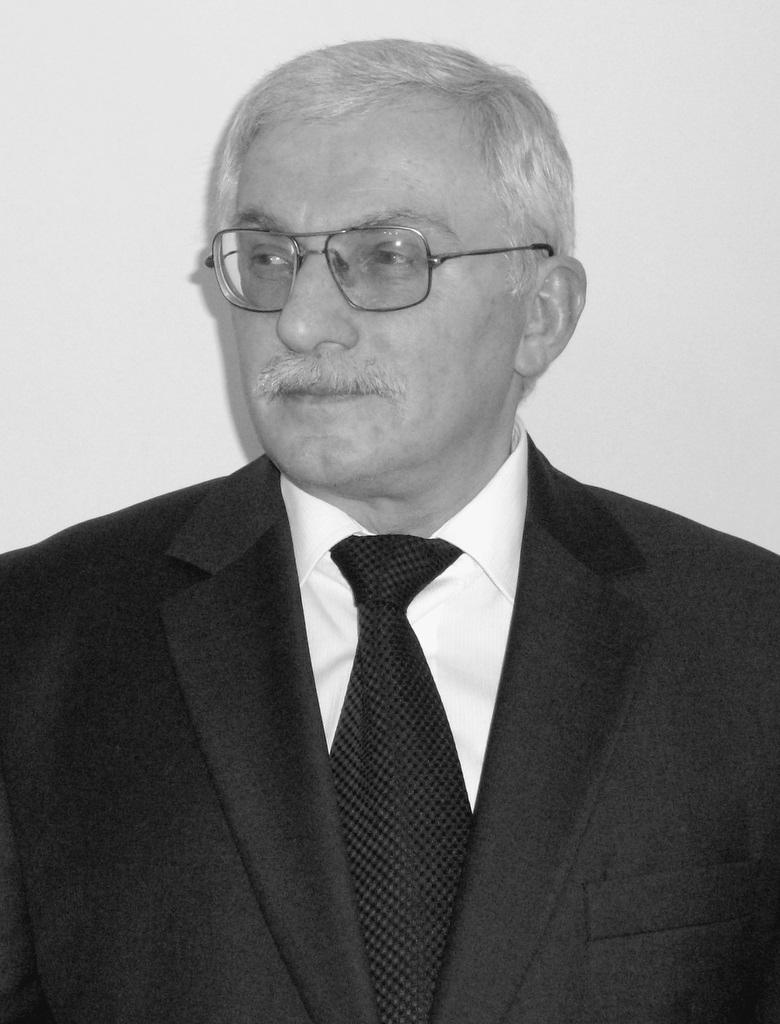 85 Stanisław RYSIECKI, Marian GOLA, Waldemar SOBIERAJSKI INSTYTUT TECHNIK INNOWACYJNYCH EMAG ul. Leopolda 31, 40-189 Katowice Nowy rodzaj roboczych pojemników źródeł izotopowych Mgr inż.