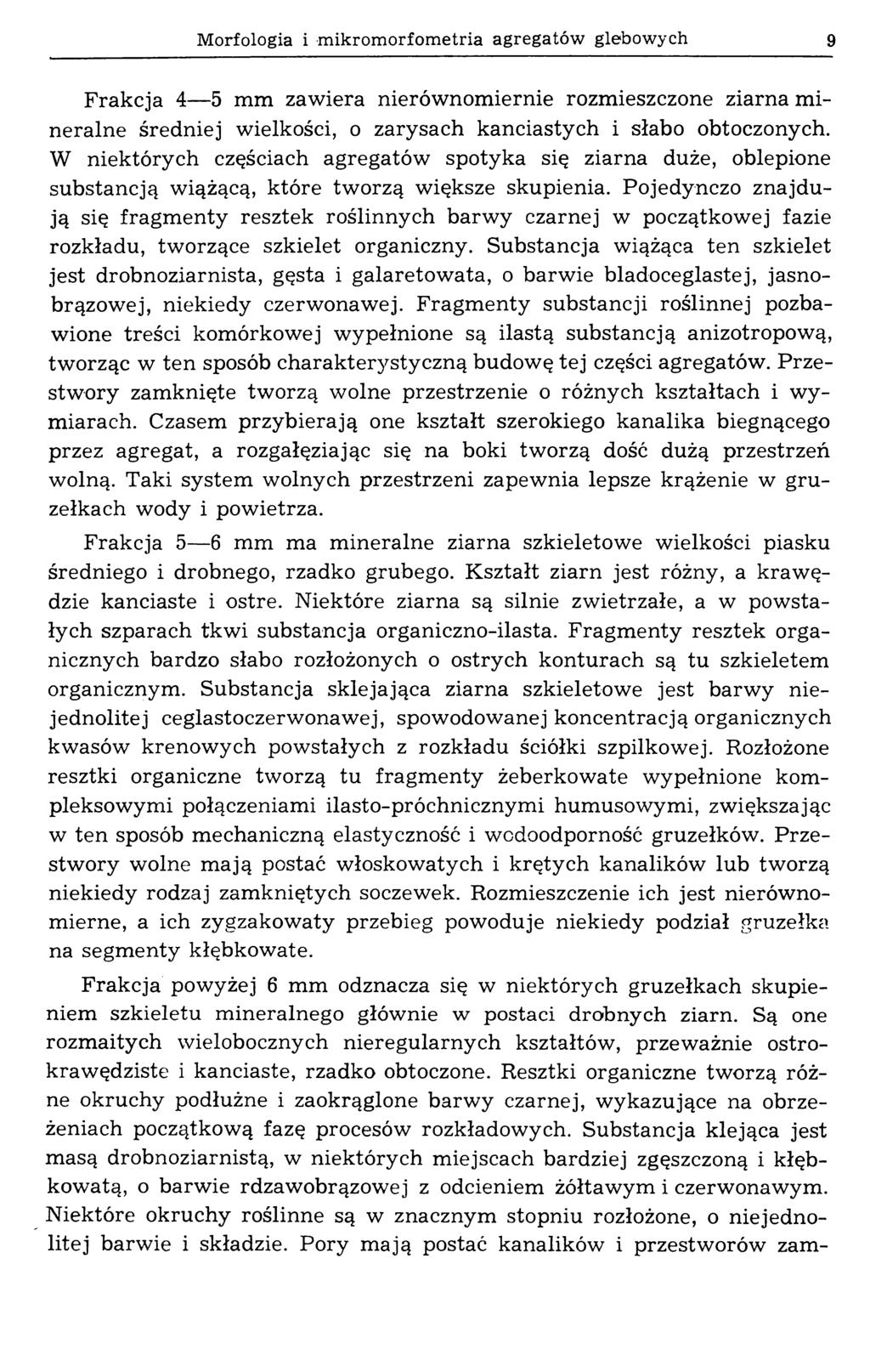 M orfologia i m ikrom orfom etria agregatów glebow ych 9 Frakcja 4 5 mm zawiera nierównomiernie rozmieszczone ziarna m i neralne średniej wielkości, o zarysach kanciastych i słabo obtoczonych.
