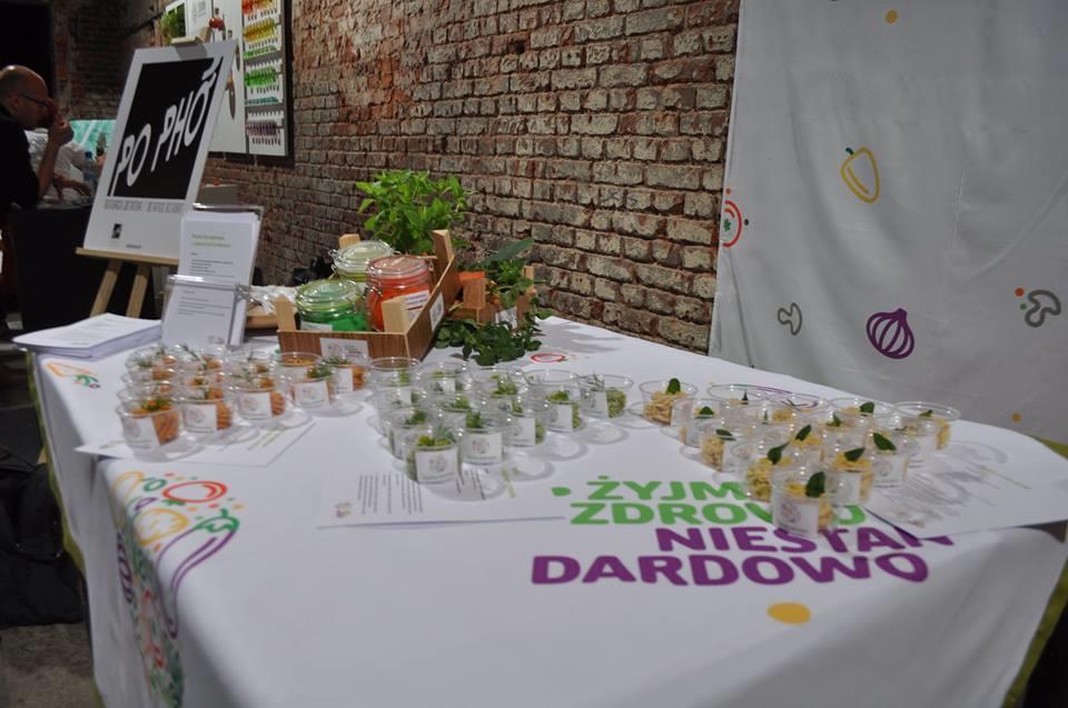 III grupa Żyj zdrowo niestandardowo częstowała odwiedzających wystawę pastami na bazie warzyw m.in. cieciorki, zielonego groszku itp.