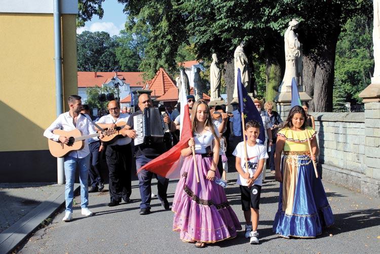 Romengro phiriben bijo agor Phiren kawka imar jekh ezeros berś. Pał oła berśa phirenas pał cało swetos, pał sawore kontinenty he rodenas perdał peste najfeder than andro dźiwipen. Ći łes rakhłe?