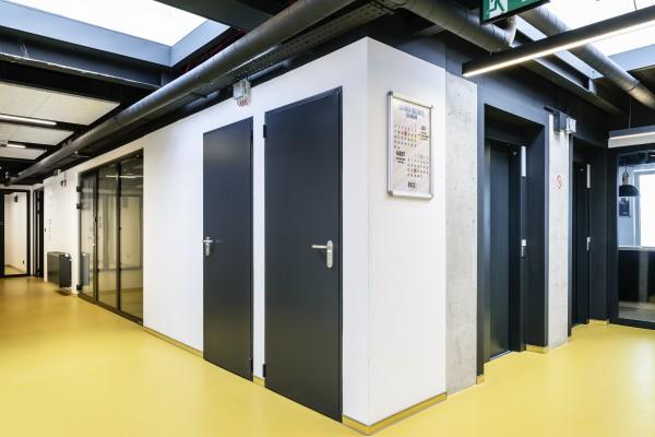 Zgodnie z planami inwestora zachowany został industrialny charakter tego miejsca. Dlatego tam, gdzie to było możliwe pozostawiono odsłoniętą fabryczną konstrukcję żelbetową.