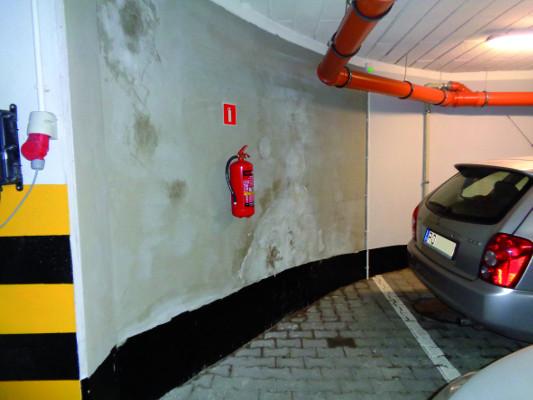 pełne połączenie z podłożem praktycznie uniemożliwiające podciekanie wody zdolność mostkowania rys w podłożu nawet do 5 mm możliwość pewnego i nieskomplikowanego wykonania uszczelnień tzw.
