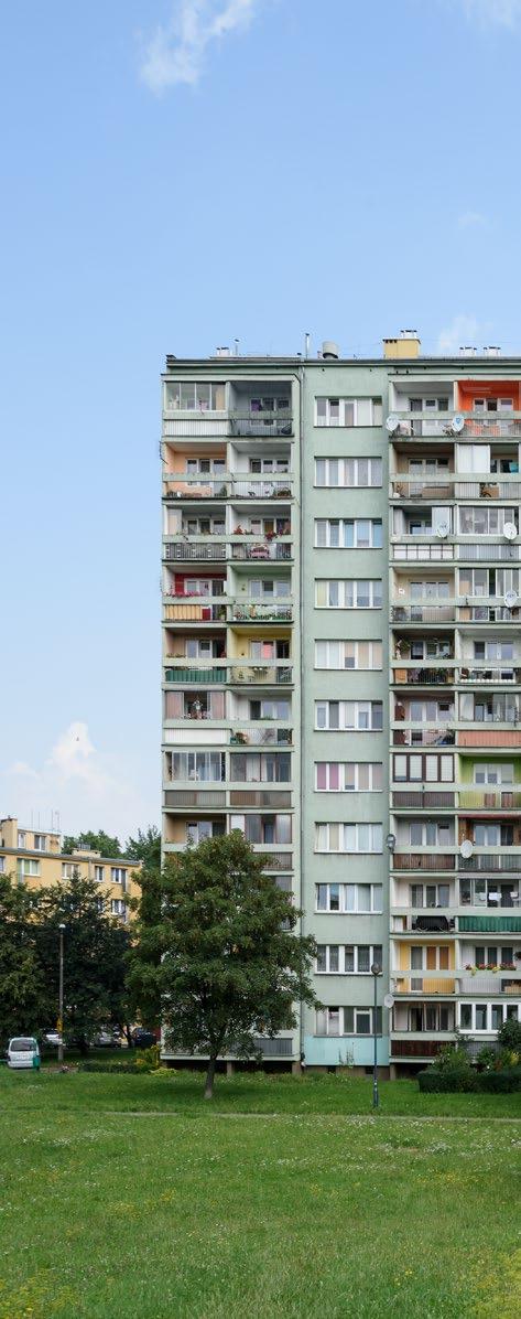 dwóch trójkątów, połączonych przewiązką. Przed nią znajduje się dobudowany później obiekt. W tym miejscu pierwotnie zaplanowano nasadzenie drzew. Popularna stołówka na Złotej Jesieni w 1968 r.