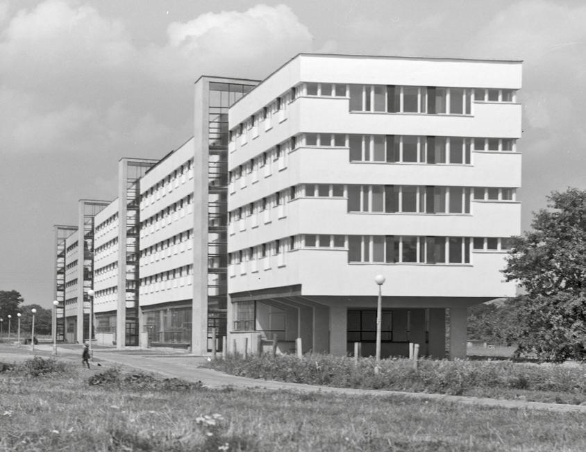 HOTEL ROBOTNICZY W GRĘBAŁOWIE Huty zna ten schemat doskonale: na parterze sklep, czasem fryzjer lub szewc, powyżej mieszkania.