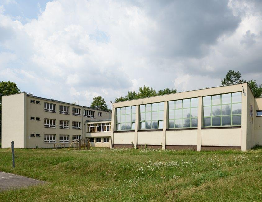 SZKOŁA PODSTAWOWA NA OS. NA STOKU strukturę sportową. Na południowo- -wschodnim krańcu parku znajduje się pięć dziewięciokondygnacyjnych punktowców tzw.