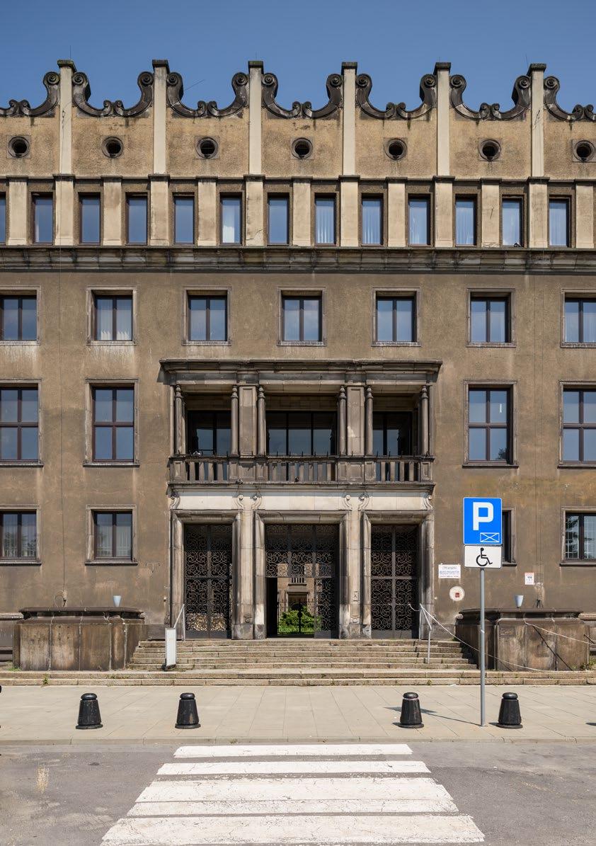BUDYNEK Z CENTRUM