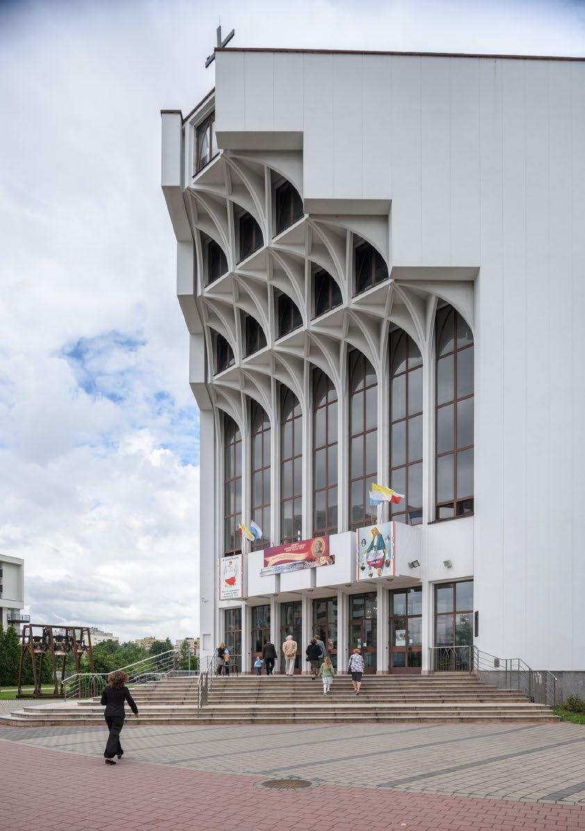 WEJŚCIE GŁÓWNE DO KOŚCIOŁA PW. ŚW.