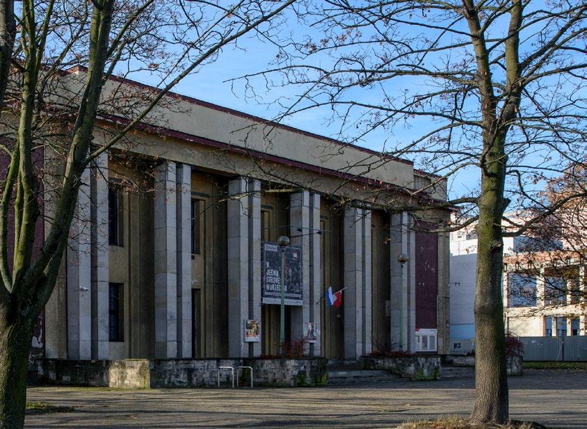 WEJŚCIE GŁÓWNE DO SZKOŁY MUZYCZNEJ I DAWNE KINO ŚWIATOWID nianymi panelami, przekryta charakterystycznym pofalowanym stropem, w którego załomy wmontowane zostały świetlówki dające przyjemne,
