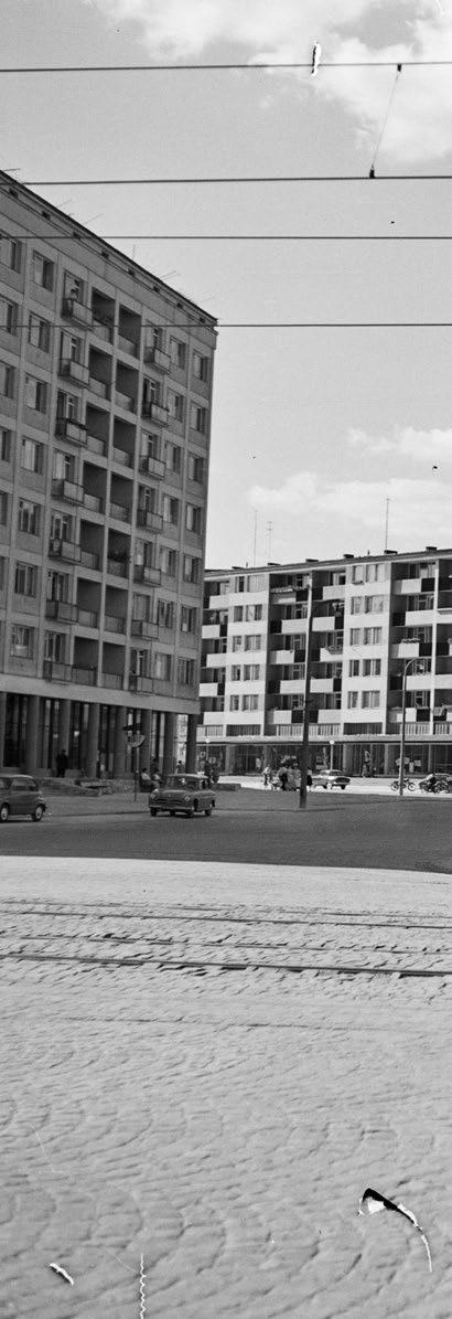 Artur Stachowski, Danuta Podio), sklepu motoryzacyjnego (proj. Zdzisław Szpyrkowski, Irena Pać-Zaleśna) i sklepu ogrodniczego (proj. Wiesław Blarowski, Stanisław Ibek) [Nowohucki design 2007, s. 17].