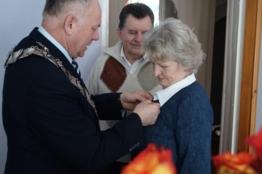 ZŁOTE GODY Sieraków, 24 marca 2017 r. W imieniu Prezydenta RP wręczyłem małżeństwu z Sierakowa Medal za Długoletnie Pożycie Małżeńskie.