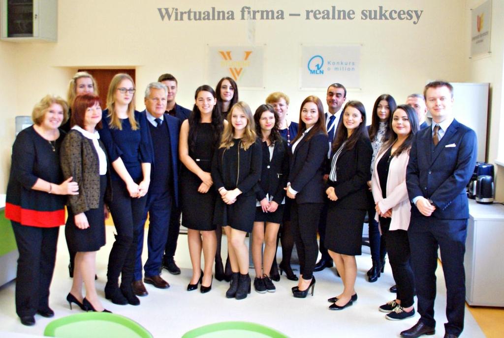 Szmajdzińską do siedziby naszej uczelnianej firmy, aby zaprezentować specyfikę jej funkcjonowania. Tradycyjnie poprosiliśmy o pamiątkowe zdjęcie oraz wpis do Księgi Pamiątkowej.