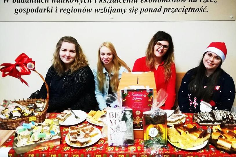 Grudzień 2017 Grudzień rozpoczęliśmy w świątecznym nastroju, gdyż nasze spotkanie odbyło się 06.12. w Mikołajki.
