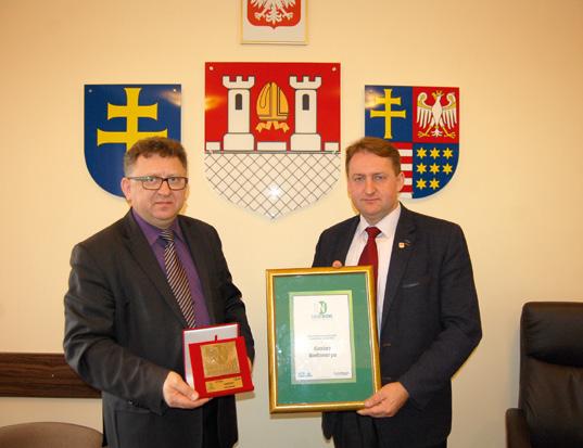 20 ROK IX NR 11-12 (64-65) głos z Bodzentyna Gminne ćwiczenia obronne Na początku grudnia w Urzędzie Miasta i Gminy odbyły się ćwiczenia obronne pod hasłem Osiąganie stanu gotowości obronnej czasu