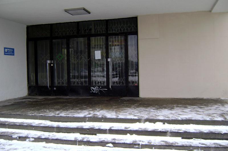 Boczne wejście do budynku Sądu Rejonowego w Gdyni przed