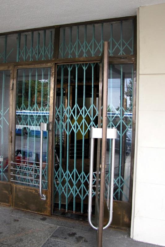 Plac Konstytucji 5 - boczne wejście do budynku Sądu Rejonowego po remoncie drzwi w 2011 i 2012 r. 4. Remont dachu willi "Sokola", ul. Sieroszewskiego 7.