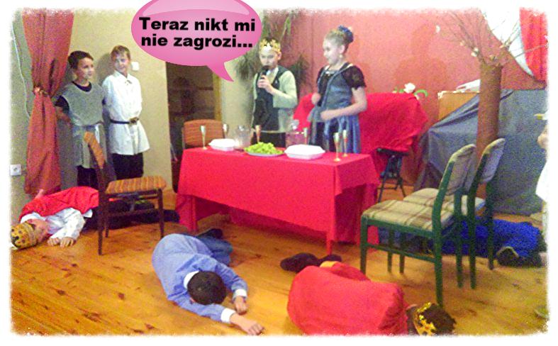 Konkurs składał się z trzech części. - Jasiu, dlaczego zjadałeś ciastko Kasi? - Bo ja nie wierzę w przeznaczenie! - Mamo, ty mnie nie słuchasz! - Ależ tak.