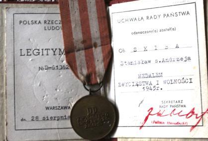 przejść mój ojciec. UB w celu pozyskania informacji potrafiło odnieść się do najokrutniejszych rzeczy, których człowiek przy normalnym rozumie by nie wymyślił.