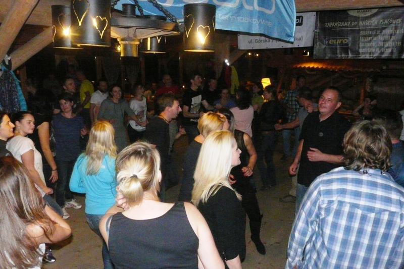 Wieczorem można było do późnych godzin świętować ukończenie biegu i zamknięcie sezonu letniego do wyboru: przy ognisku z bębnami, gitarami i pieczoną na kiju
