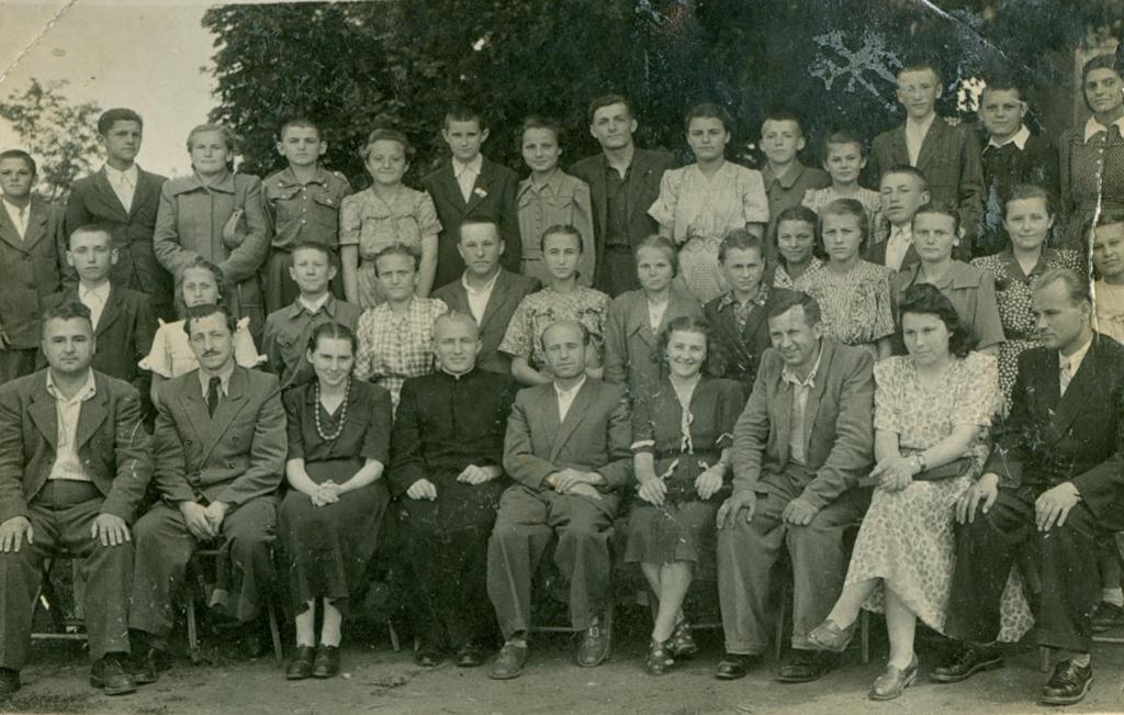 15 Zdjęcie 21 Rok 1950 (rok szkolny 1949/1950). Uczniowie klasy VII z nauczycielami (zdjęcie ze zbiorów Lucyny Zawalskiej; opis zdjęcia Izabela z Boczkowskich Kicińska).