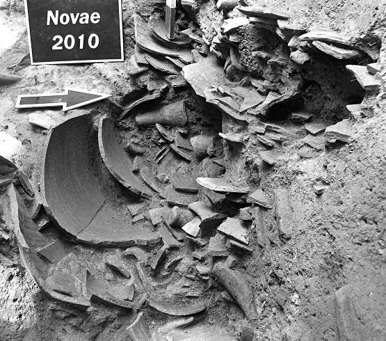 Budynek komendantury. Tylny mur portyku w północnej części dziedzińca. Fig. 4. Novae.