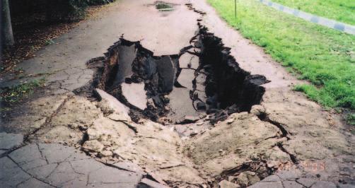 Głębokie otwarte zapadlisko występujące na niemal całej szerokości drogi. Foto. Ryszard Chojnacki co roku. Później rutynową inspekcję telewizyjną przeprowadza się raz na pięć lat.