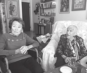 Pani Judith pokazuje numer, który nadano jej w obozie Auschwitz-Birkenau Pani Esther wraz z siostrą Judith spędzony w Krakowie, który na zawsze pozostał w ich pamięci.